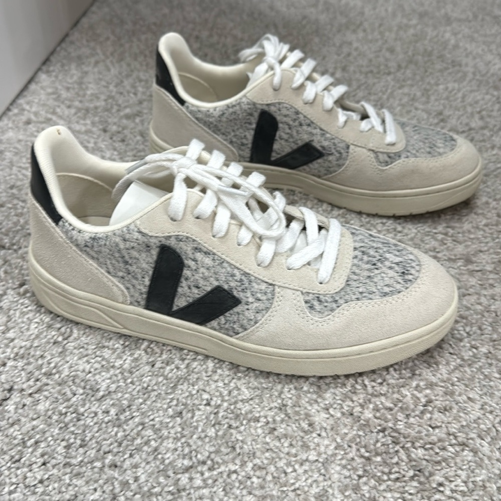 Women’s Veja Shoes. Barely worn. Europe 40/womens 9